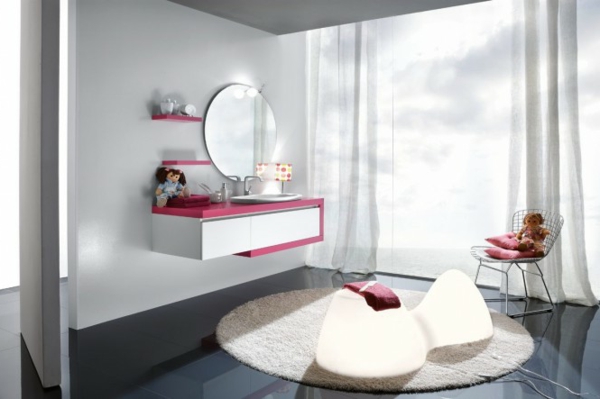 badezimmer-für-mädchen- runder spiegel mit einem runden teppich kombinieren