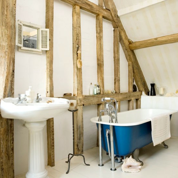 badezimmer-im-landhausstil-blaue-freistehende-badewanne und hölzerne bretter