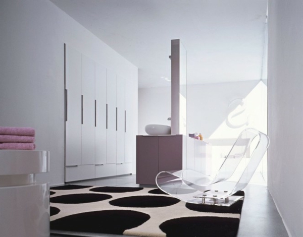 badezimmer-luxuriösische-ausstattung mit einem interessanten modell vom stuhl