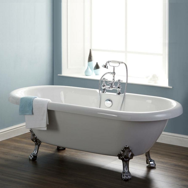 badezimmer-mit-blauen-wänden-und-weißer-badewanne- mit einer dusche
