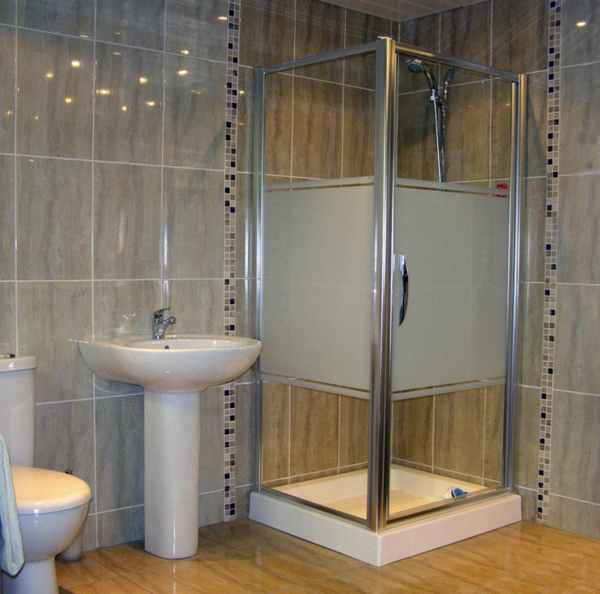 badezimmer-mit-einer-duschkabine- fliesen mit unterschiedlicher größe - bad fliesen ideen