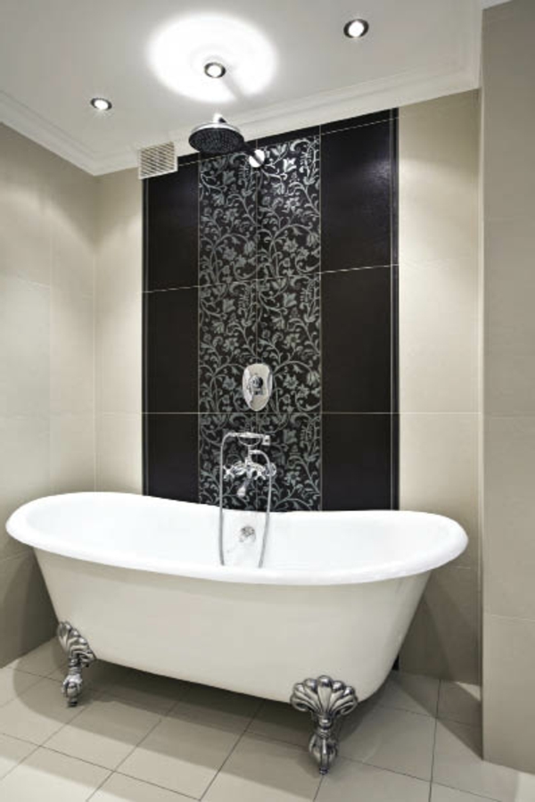 badezimmer-mit-einer-weißem-badewanne- schwarzer akzent an der wand