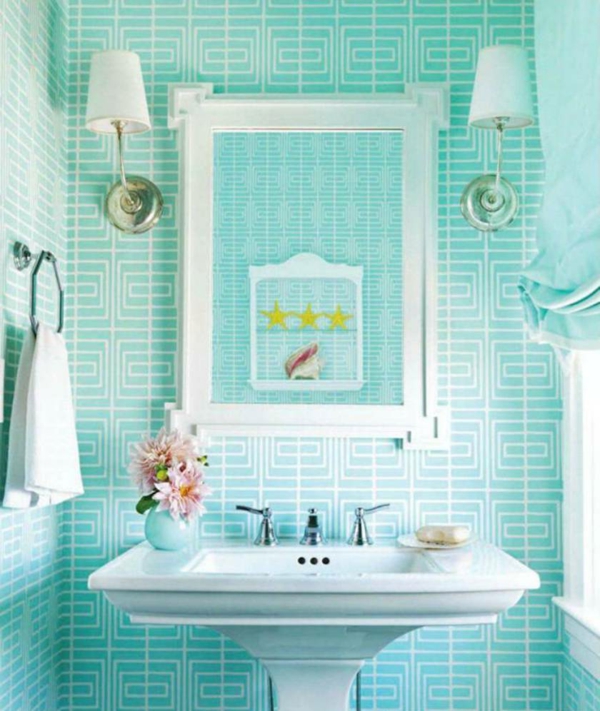 blaues-badezimmer - türkis tönung- spiegel an der wand