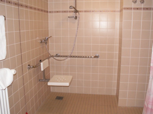 bodenhleiche-dusche-im-kleinen-badezimmer mit fliesen in pfirsich farbe