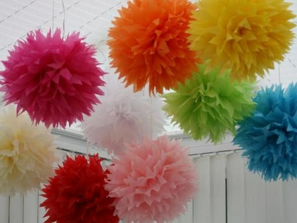 party deko selber machen - kugeln aus papier in bunten farben