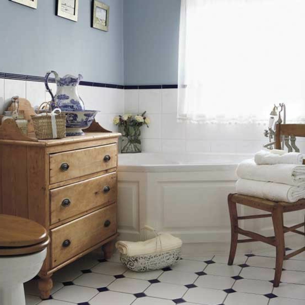 gardinen landhaus und weiße badewanne im kleinen badezimmer
