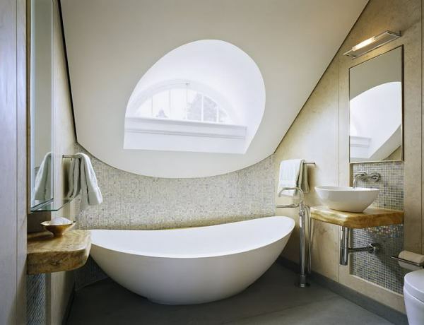 dachwohnung-weißes-badezimmer- originelles design