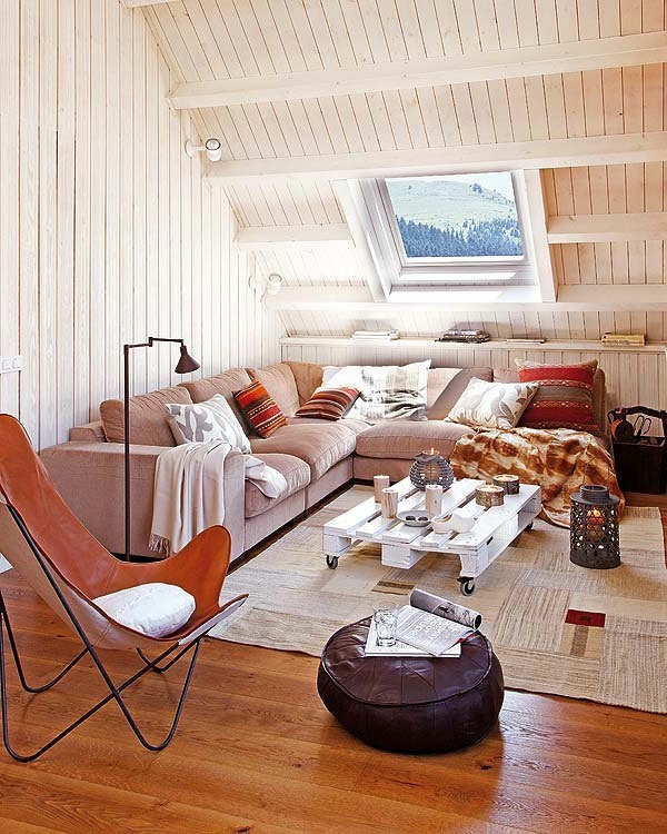 sofa mit vielen bunten kissen im dachzimmer