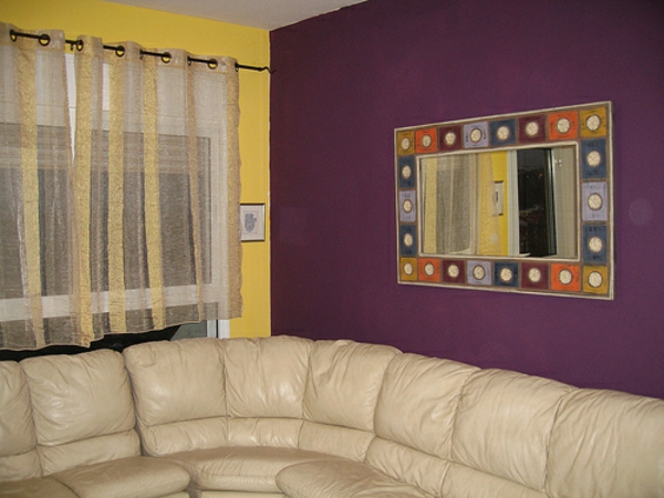 lila und gelbe wandfarbe  im wohnzimmer