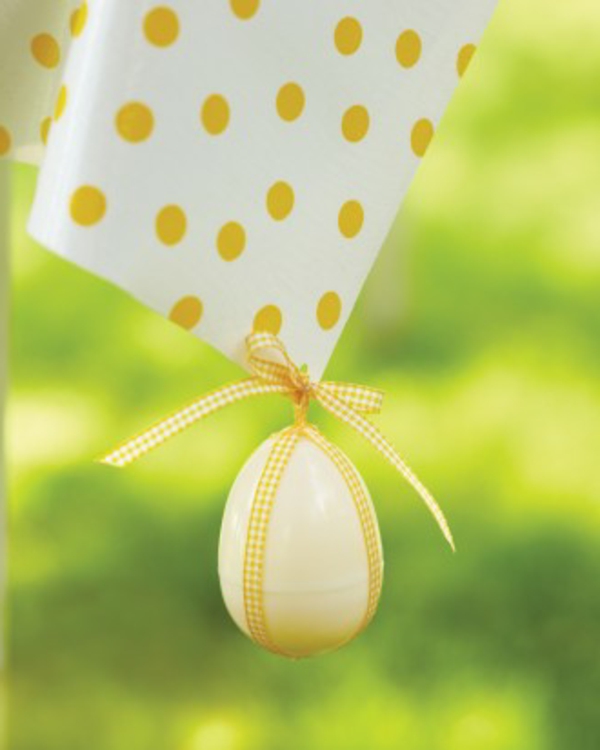 gelbe punkte am papier und hängendes gelbes ei - ostern deko