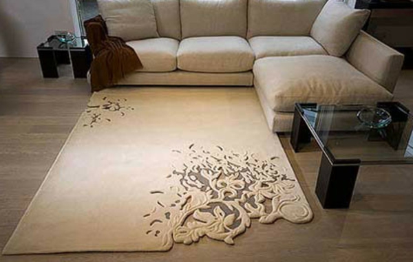 designer-teppich-beige-originelles-modell- neben einem sofa