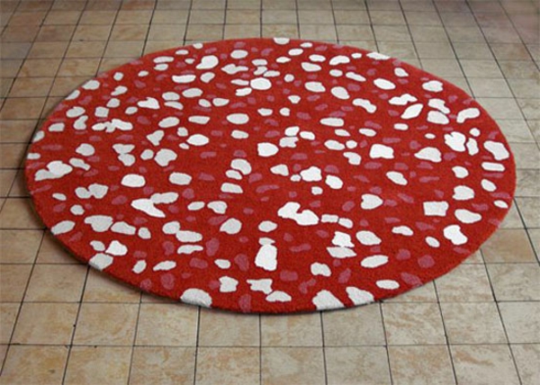 designer-teppich-rot-mit-weißen-punkten-runde-form- niedlich aussehen