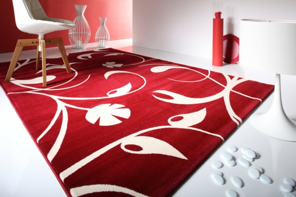 designer-teppich-rot-und-weiß- im kleinen weißen zimmer