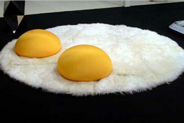 designer-teppiche-ei-modell- mit zwei dekokissen in gelb