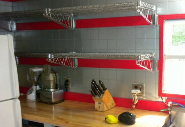 küche mit drahtregalen - rote und graue fliesen