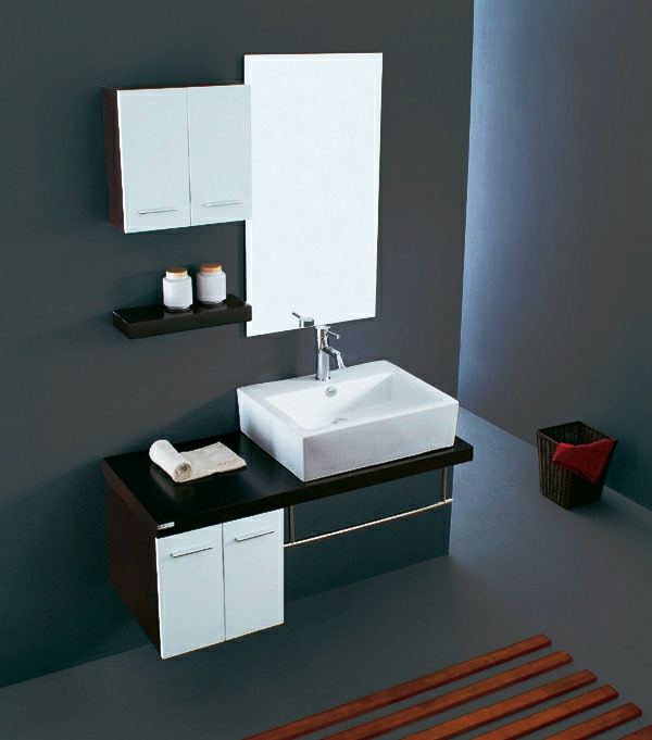 dunkle-wände-und-badschrank-mit-einem-spiegel- badezimmer gestaltung
