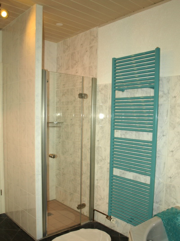 ντουλάπα-σε-μπάνιο-μικρή-φωτεινά πλακάκια μπάνιου