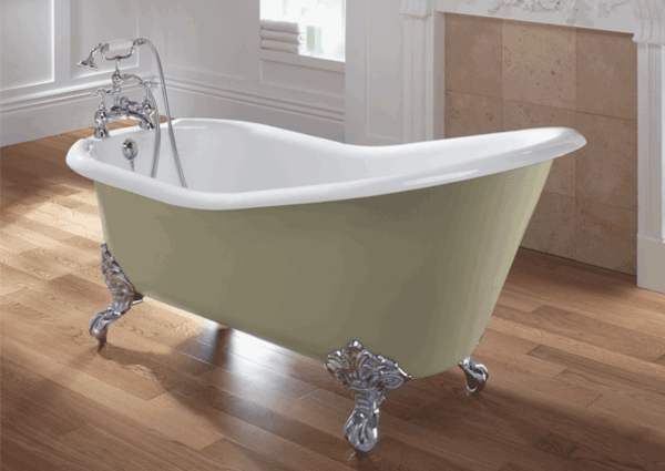 einfache-weiße-freistehende-badewanne- schlichte farbtönung