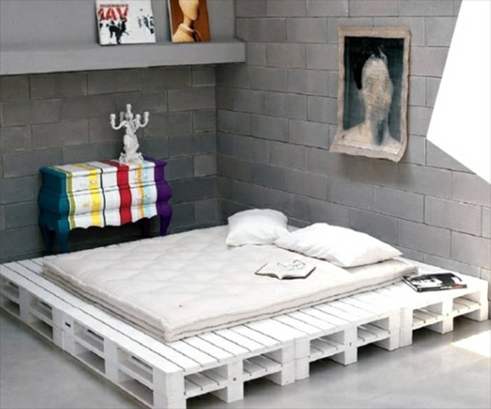 europaletten-bett-weiße-farbe-cooles-schlafzimmer