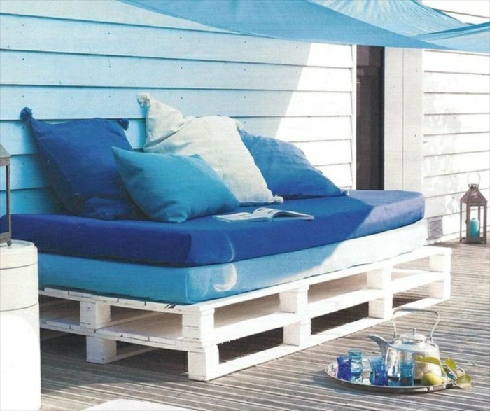 europaletten-möbel-blaues-sofa