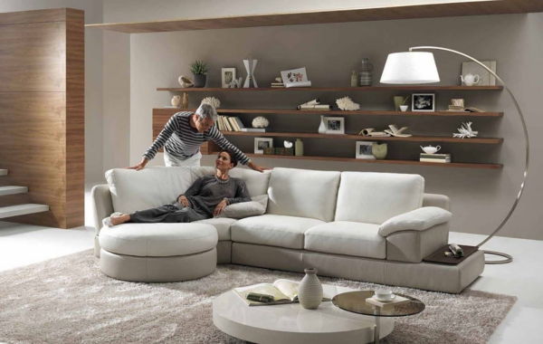 extravagante-lampe-im-modernen-wohnzimmer- weiße möbelstücke