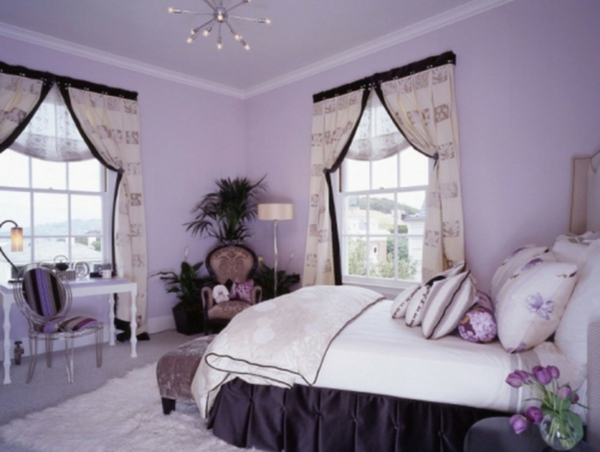 fabelhafte-lila-Schlafzimmer-Ideen-mit-kühlen-Wänden-und lila-Farben-2 große-Fenster-mit-klassischen-Vorhang-in-helle-Farbtöne