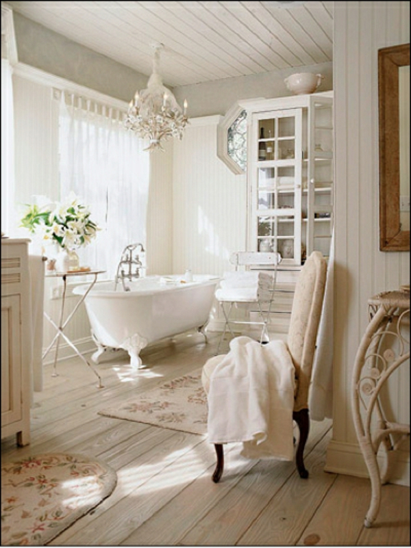 freistehende-badewanne-im-badezimmer-in-weiß- mit blumen dekoration