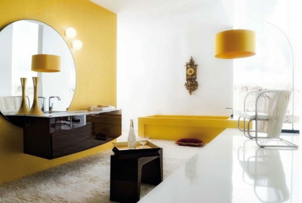 gelbe-und-weiße-farbe-im-bad- runder spiegel an der wand