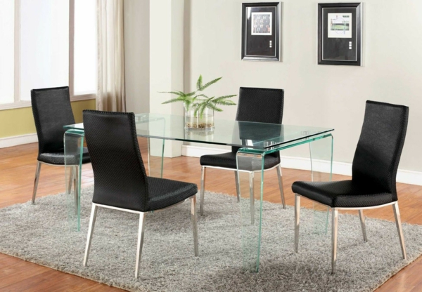 bilder an der wand vier schwarze stühle und glastisch für modernes esszimmer design