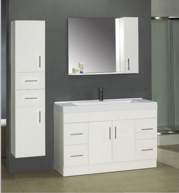 graue-wände-und-badschrank-mit-einem-spiegel- interessante gestaltung