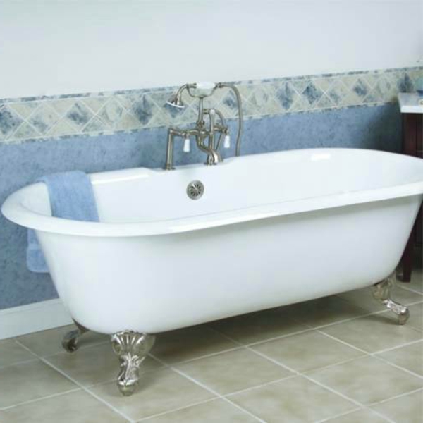 große-freistehende-badewanne- badezimmer gestaltung in weiß und blau
