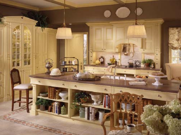 große-kochinsel-in-einer-küche-landhausstil - beige farbgestaltung