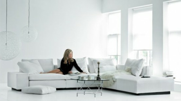großes-weißes-sofa-eine-frau-sitzt-darauf