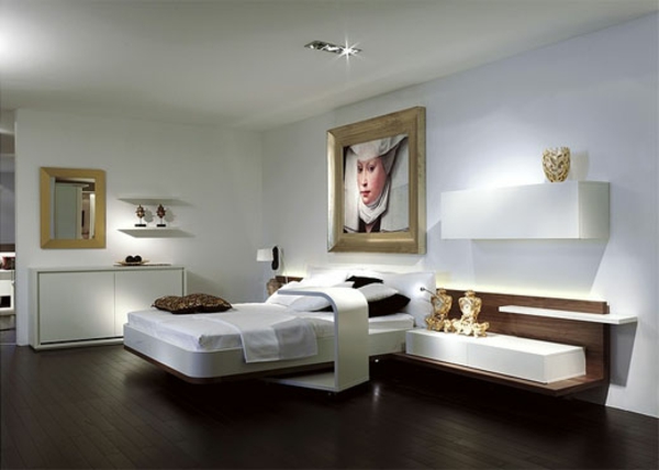 großzügiges-bild-an-der-wand-im-schlafzimmer-mit-weißer-gestaltung- goldener bildrahmen