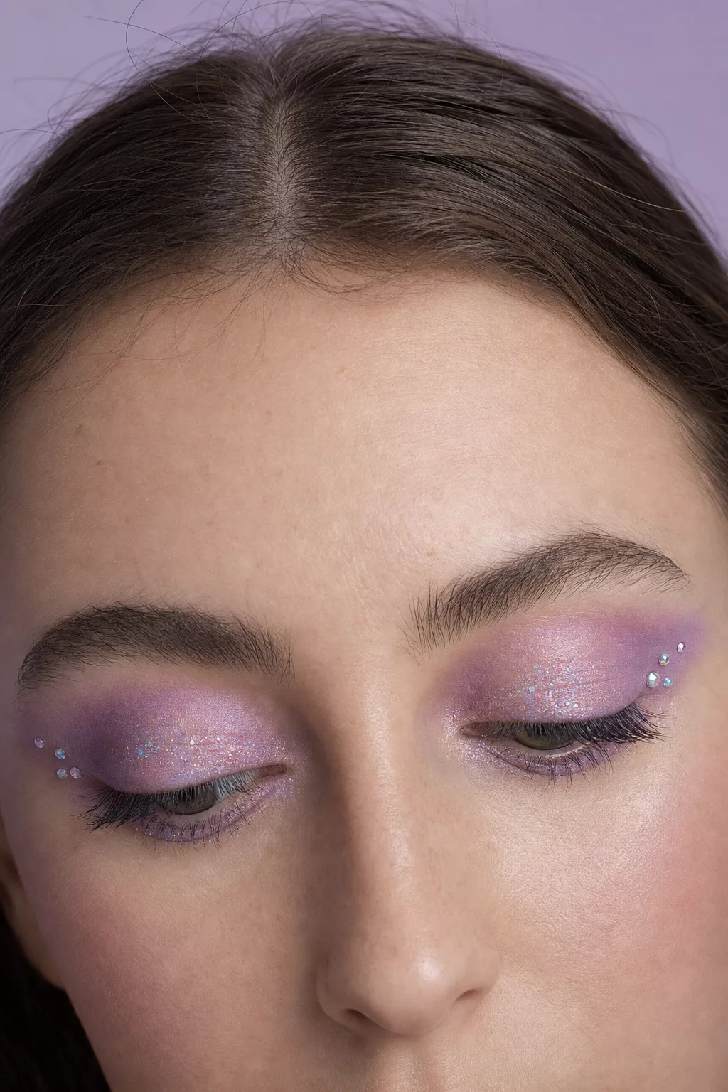 Nahaufnahme Fairycore-Augen-Make-up mit holografischem Glitzer