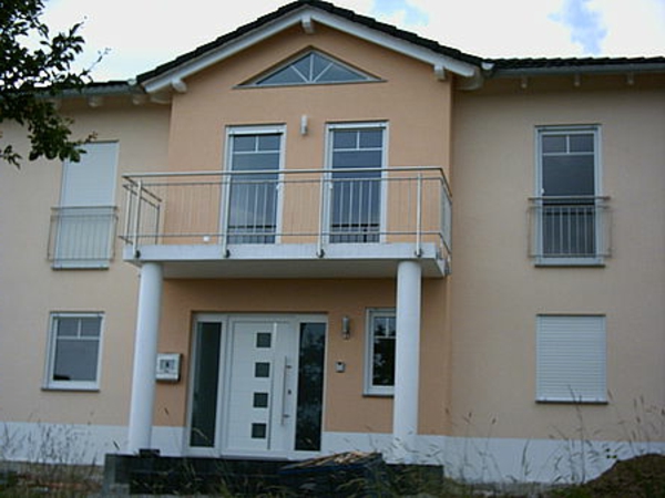 haus-mit-geländer-balkon-herrenhaus