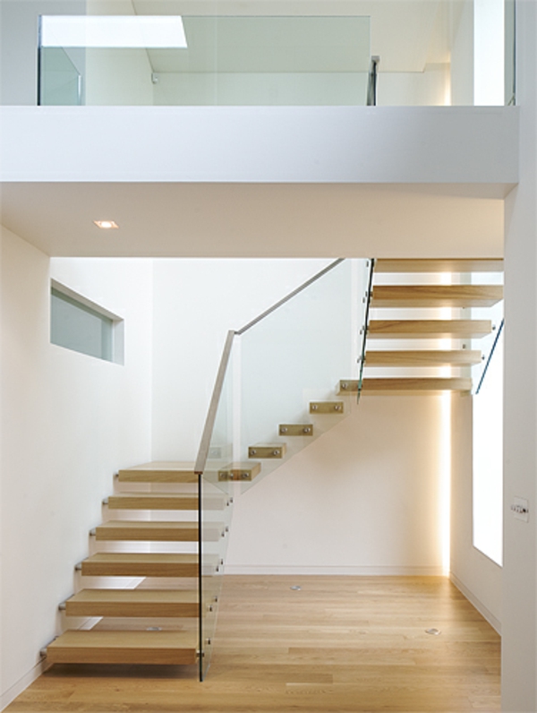 schöne freischwebende treppen im luxus haus auf zwei etagen