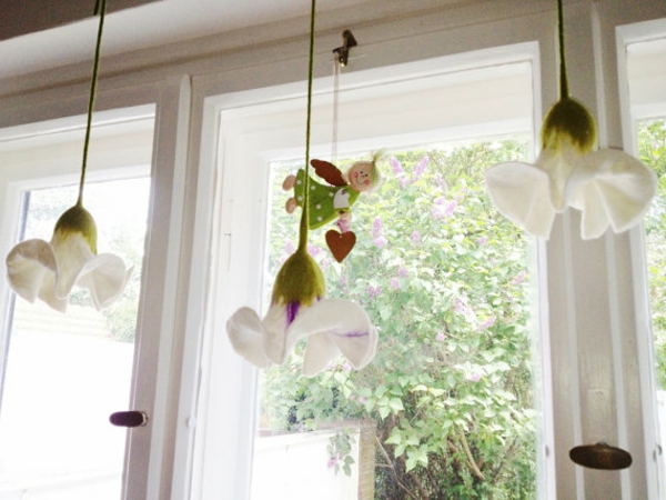 hängende-deko-am-fenster- weiße orchideen