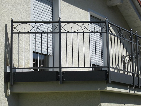 ideen-für-absturzsicherungen-balkon-geländer in schwarz