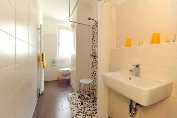 interessante-ebenerdige-dusche-im-badezimmer-mit-modernem-fliesenlack- modern