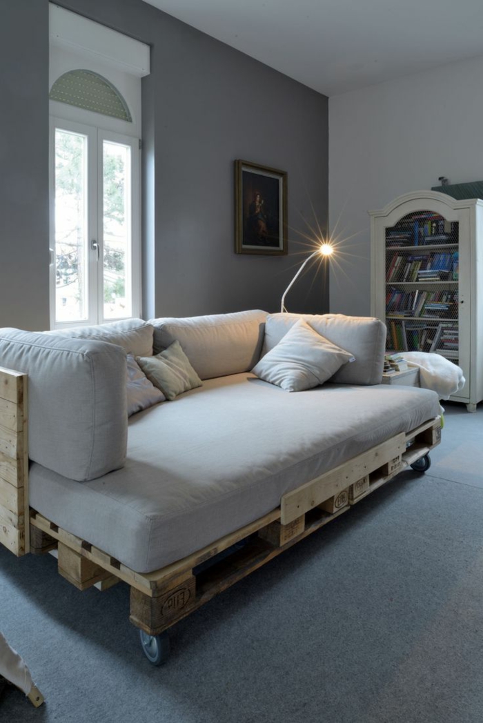interessantes-weißes-sofa-aus-europaletten-gemütliches-zimmer