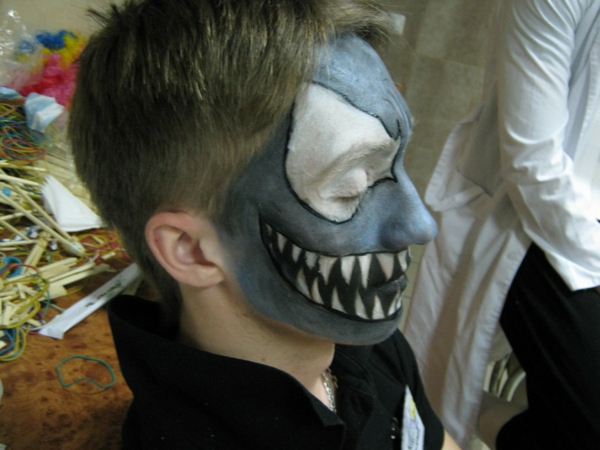 junge-halloween-schminken-hässlich - graue mask