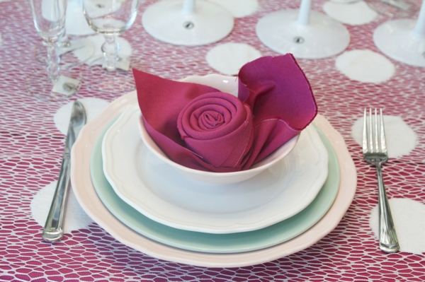 weiße tasse mit einer rose - servietten falten