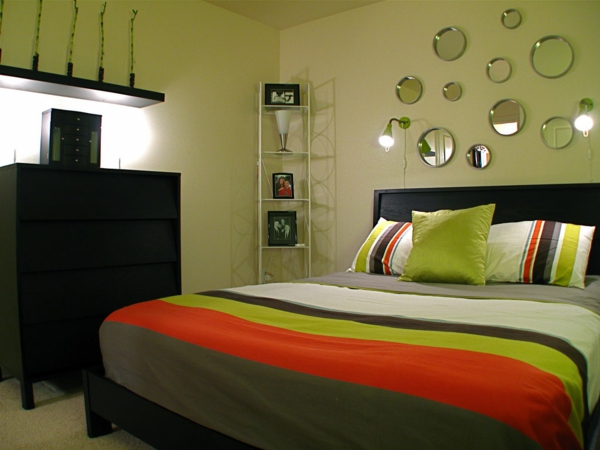 kleine-runde-spiegel-an-der-grünen-wand-im-schlafzimmer- moderne wohnideen