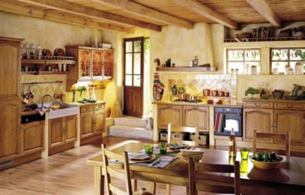 küche-im-französischen-landhausstil- esstisch und vier hölzernen stühlen