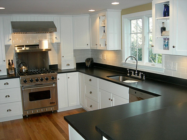 küche-in-schwarz-und-weiß, schränke in weiß