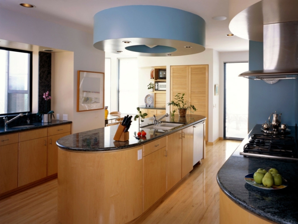 blaue elemente in einer modernen küche mit kochinsel