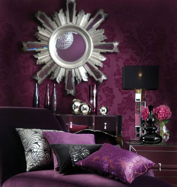 rundes luxus spiegel und violett wandgestaltung und bettbezüge im schlafzimmer