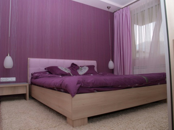 schlafzimmer mit lila wandgestaltung