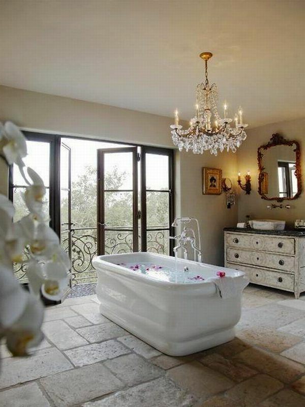 luxus-badezimmer-große-badewanne und kronleuchter aus glas